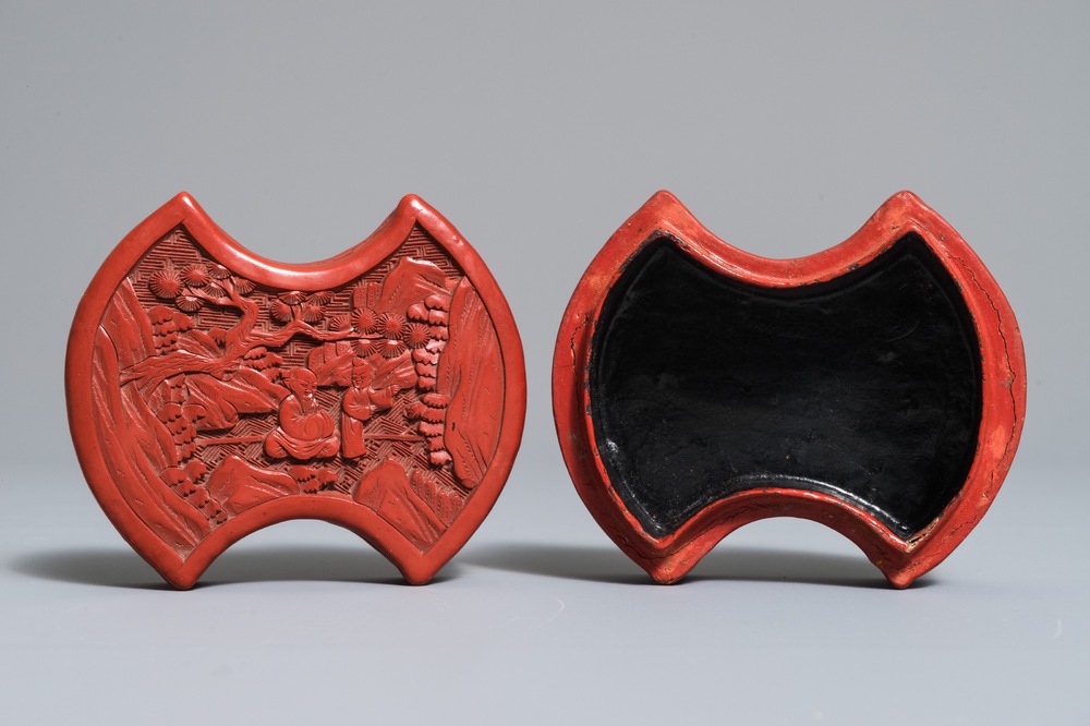 Een Chinese dekseldoos in rood lakwerk in de vorm van een lingot, 18/19e eeuw