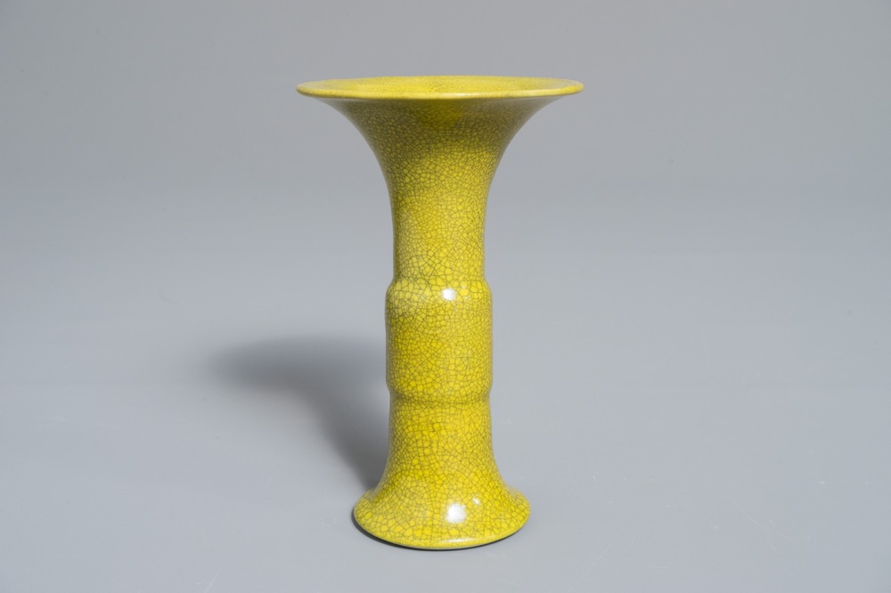 Un vase de forme gu en porcelaine de Chine jaune monochrome, 19&egrave;me