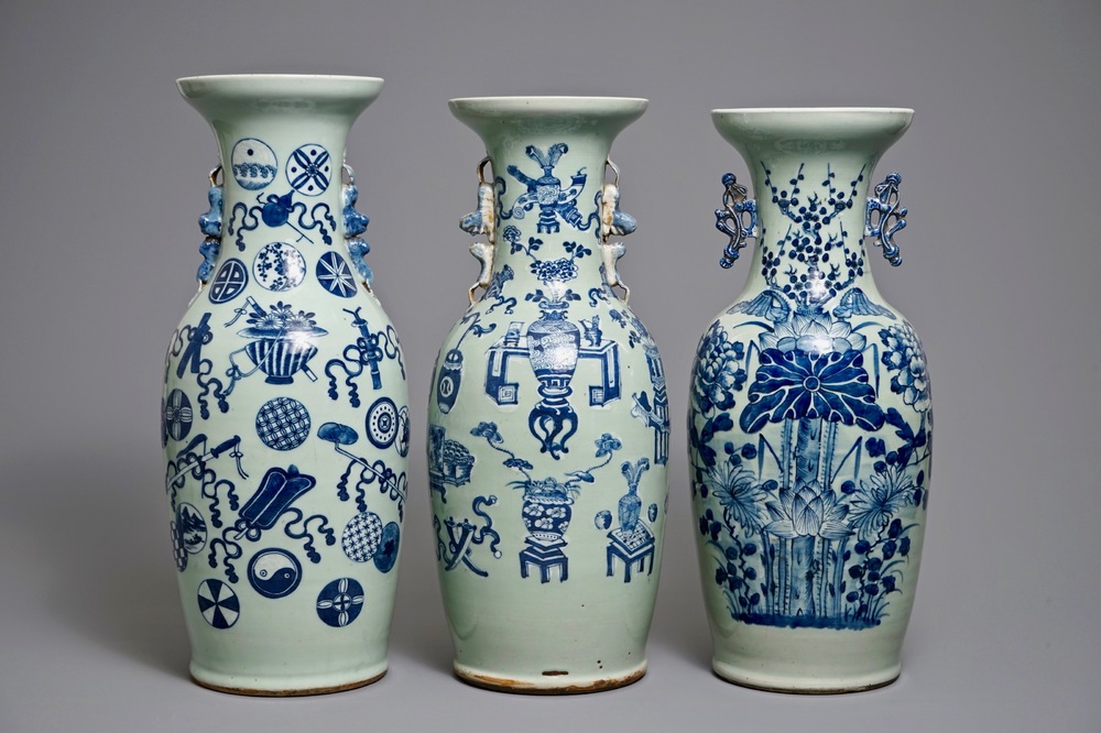 Botanist Rust uit struik Drie Chinese vazen met blauwwit decor op celadon fondkleur, 19/20e eeuw -  Rob Michiels Auctions