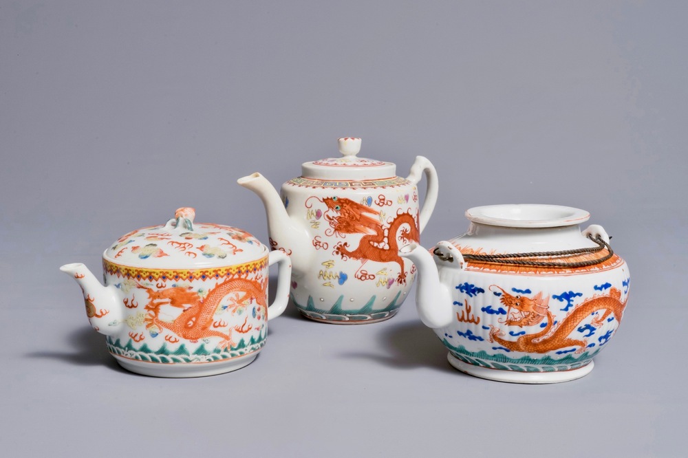 Drie Chinese gedekselde theepotten met drakendecor, 19/20e eeuw