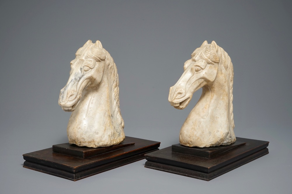 Une paire de t&ecirc;tes de chevaux en marbre sculpt&eacute;, poss. Tang