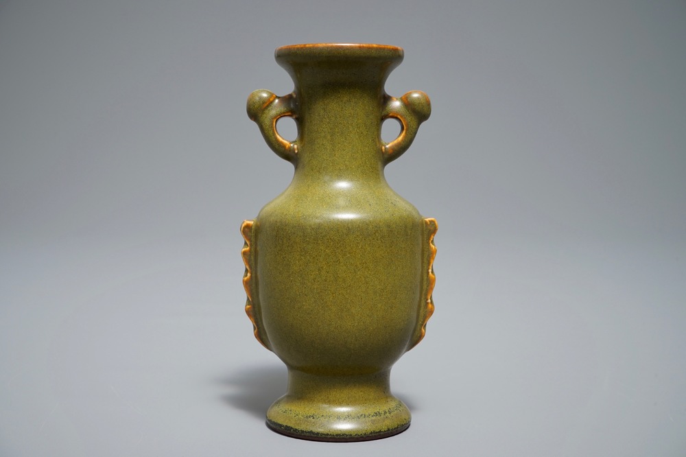 Un vase en porcelaine de Chine monochrome poudre de th&eacute;, marque de Yongzheng, 19/20&egrave;me