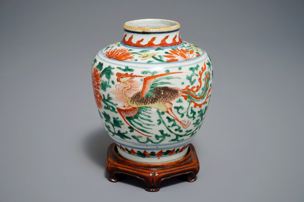 Un vase en porcelaine de Chine wucai &agrave; d&eacute;cor de deux ph&eacute;nix, &eacute;poque Transition