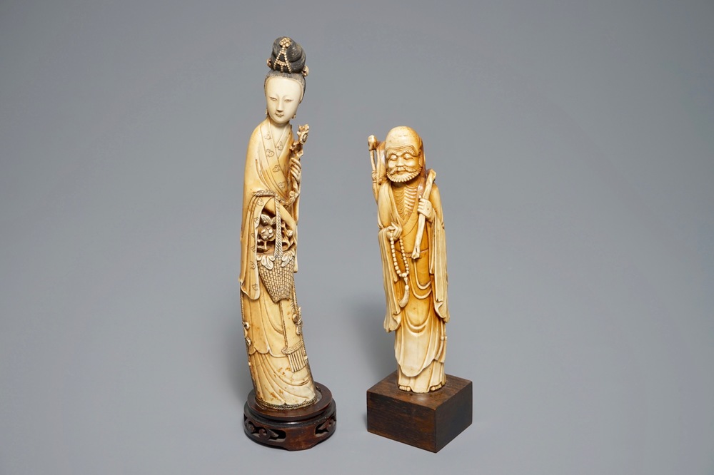 Deux figures en ivoire sculpt&eacute; sur socles en bois, Chine, 18/19&egrave;me