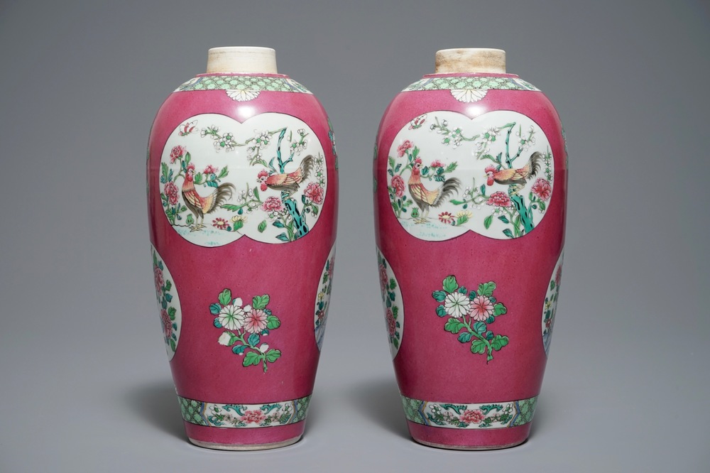 Une paire de vases en porcelaine de style famille rose &agrave; fond rouge rubis, Samson, Paris, 19&egrave;me