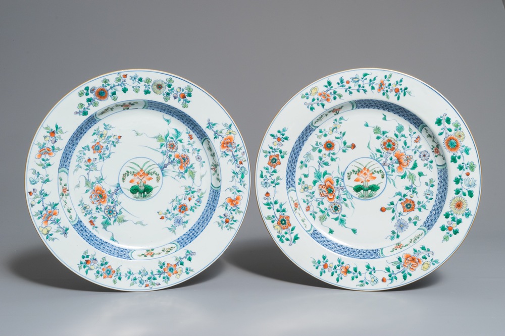 A pair of Chinese doucai chargers with floral design, Kangxi