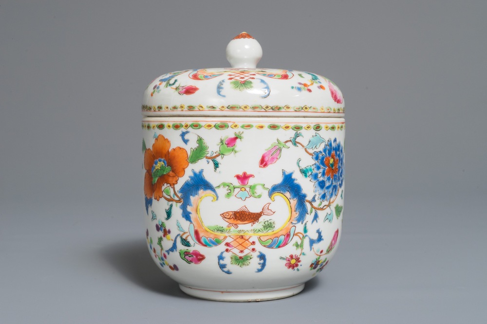 Un pot couvert en porcelaine de Chine famille rose &agrave; d&eacute;cor 'Pompadour', Qianlong, vers 1745