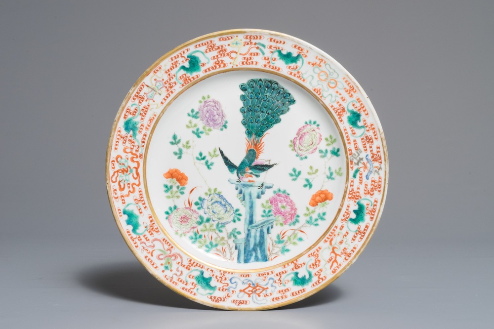Une assiette en porcelaine de Chine famille rose &agrave; d&eacute;cor d'un paon, marque et &eacute;poque de Guangxu