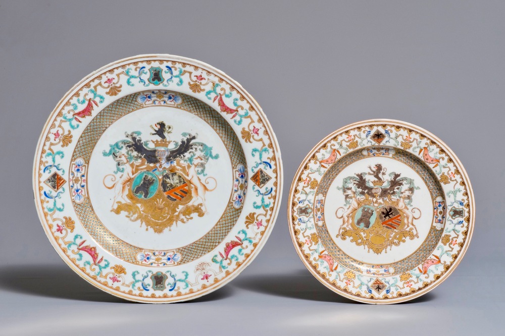 Un plat armori&eacute; pour le march&eacute; belge en porcelaine de Chine famille rose, Yongzheng, et une assiette en Samson, 2&egrave;me moiti&eacute; du 19&egrave;me