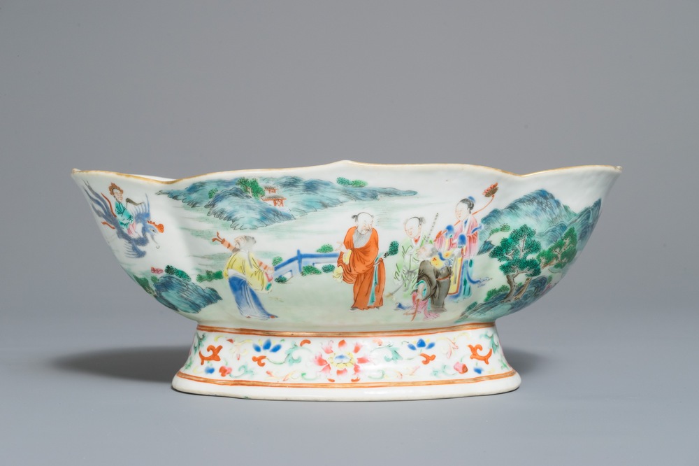 Un bol sur piedouche en porcelaine de Chine famille rose, marque et &eacute;poque de Jiaqing