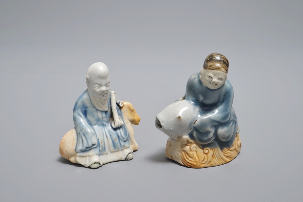 Twee Chinese figuratieve waterdruppelaars in biscuit met blauwwit glazuur, Qianlong