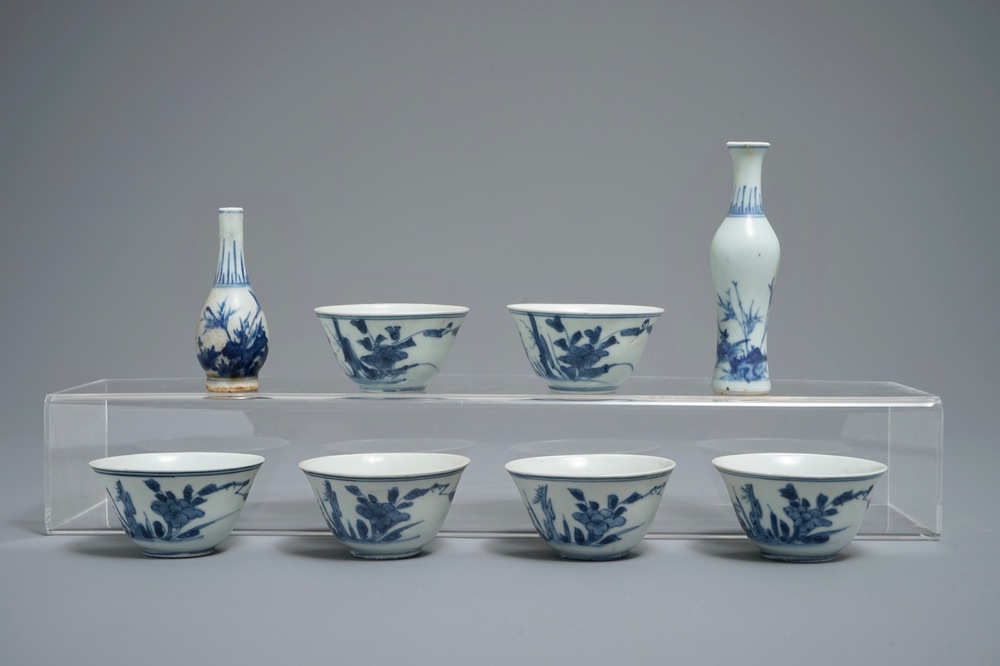 Deux vases et six bols &agrave; th&eacute; du Hatcher cargo en porcelaine de Chine bleu et blanc, &eacute;poque Transition