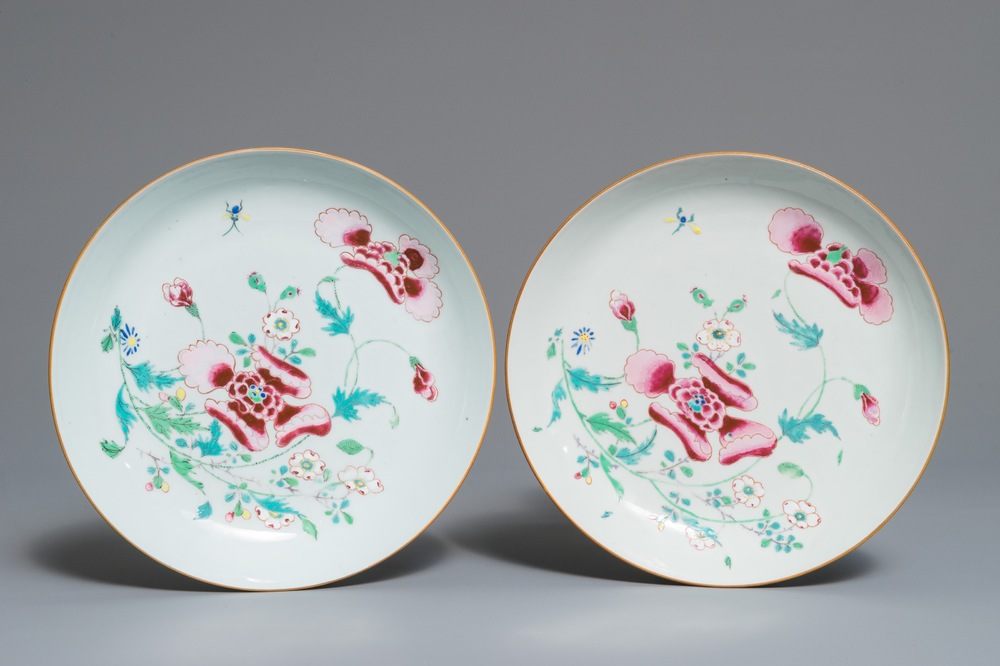 Une paire d'assiettes en porcelaine de Chine famille rose &agrave; d&eacute;cor floral, marque de Chenghua, Yongzheng