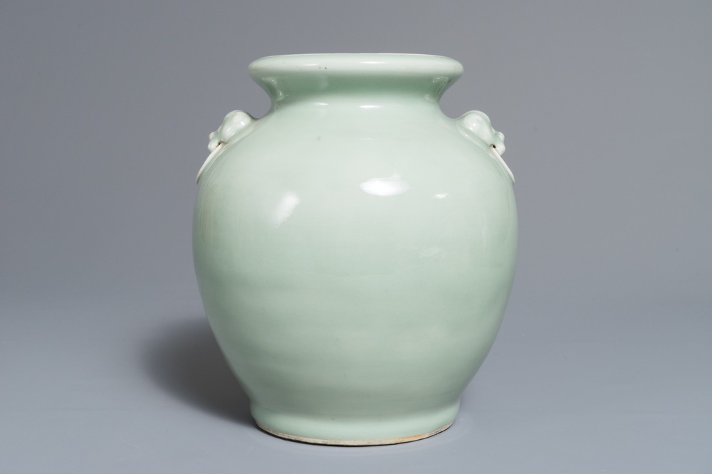 Un vase en porcelaine de Chine c&eacute;ladon monochrome aux prises en forme de t&ecirc;tes de lions, 19&egrave;me