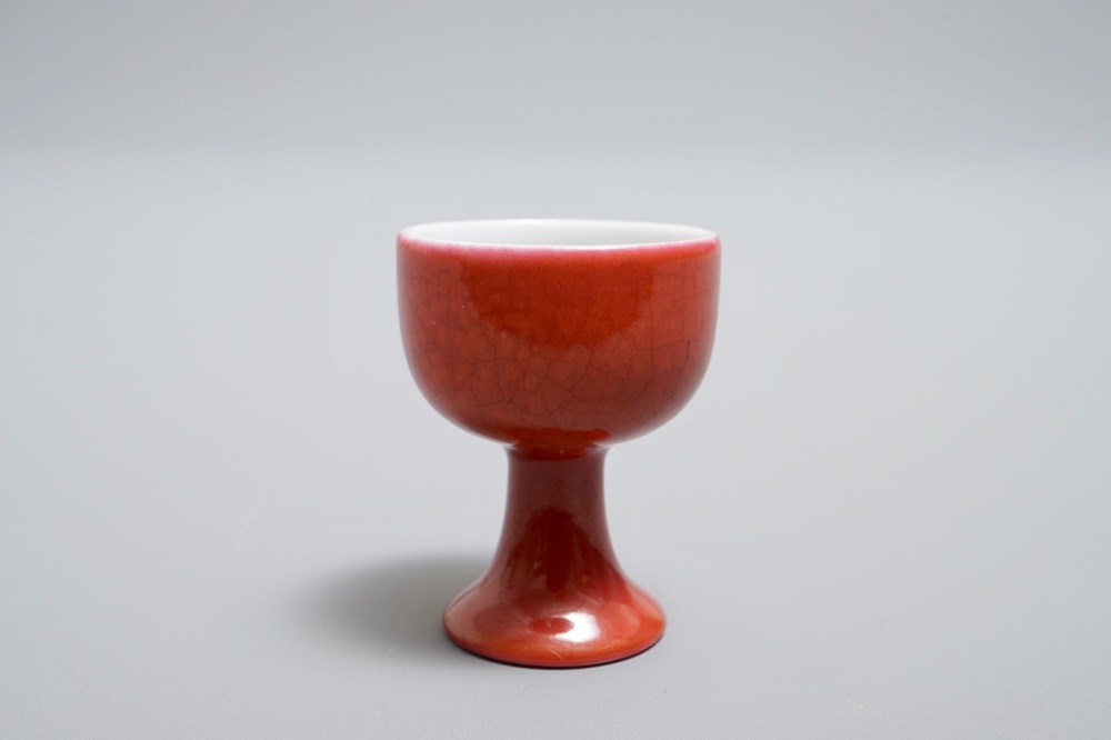 Un bol sur piedouche miniature en porcelaine de Chine rouge rubis monochrome, marque de Yongzheng, 19/20&egrave;me