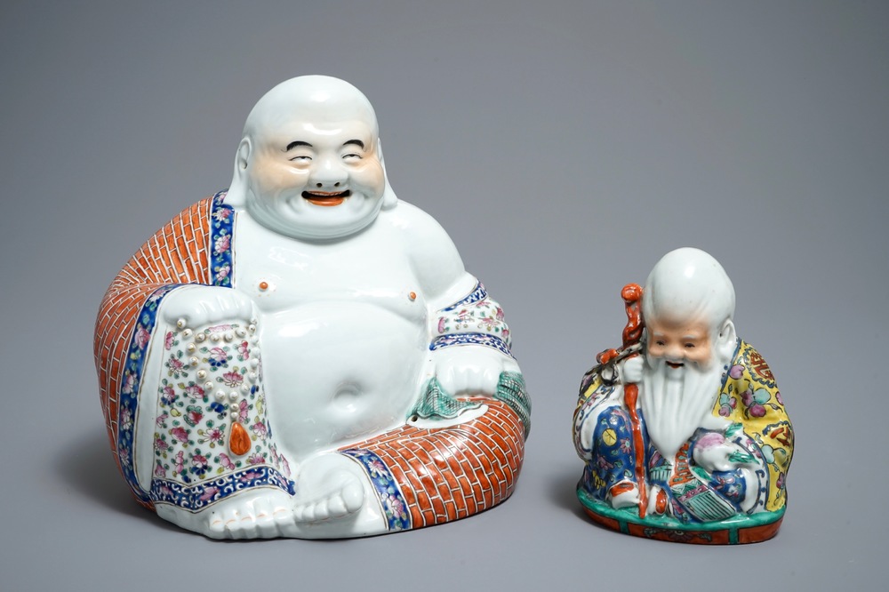 Een grote Chinese famille rose figuur van Boeddha en een kleine van Shou Lao, 19/20e eeuw