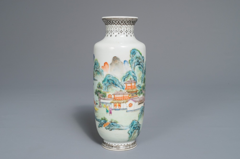 Un vase en porcelaine de Chine famille rose &agrave; d&eacute;cor d'un paysage, marque de Qianlong, R&eacute;publique, 20&egrave;me