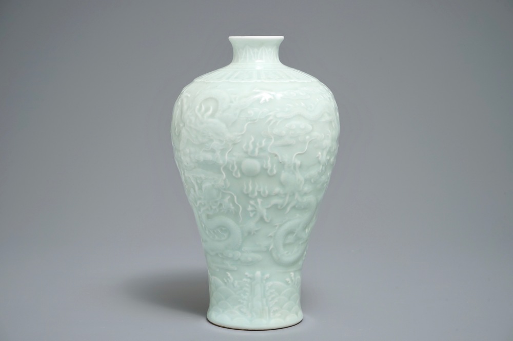 Un vase de forme meiping en porcelaine de Chine c&eacute;ladon &agrave; d&eacute;cor de dragons, marque de Qianlong, 19/20&egrave;me