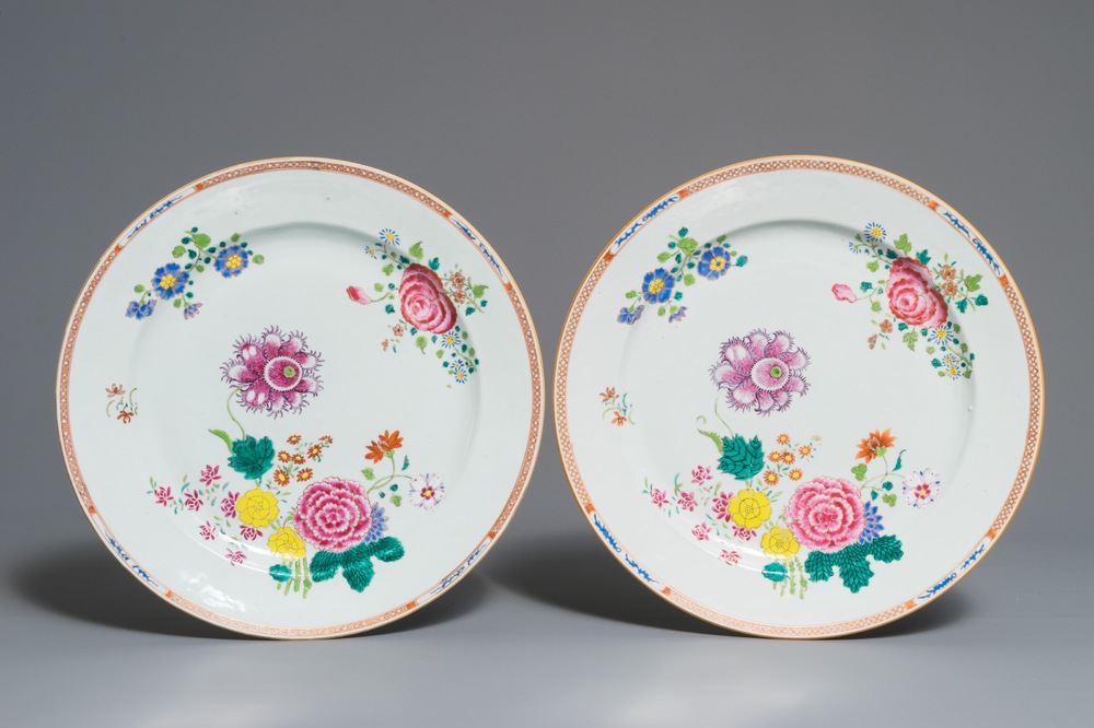 Twee Chinese famille rose schotels met floraal decor, Qianlong
