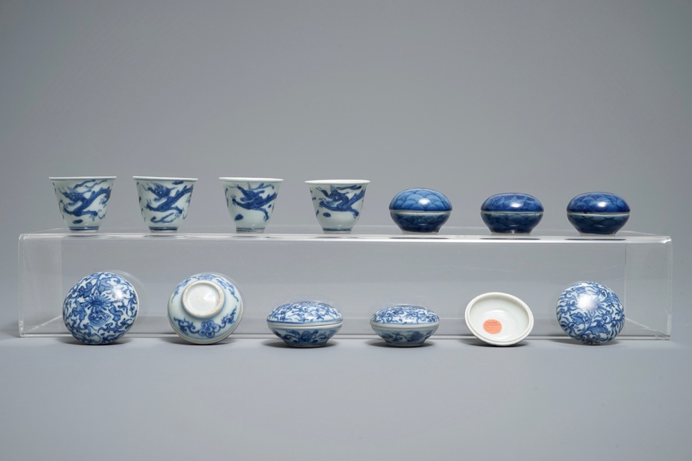 Huit bo&icirc;tes couvertes et quatre tasses &agrave; vin du Hatcher cargo en porcelaine de Chine bleu et blanc, &eacute;poque Transition