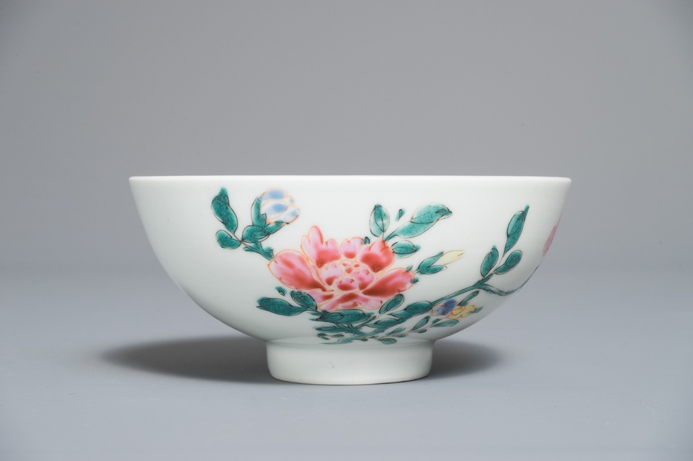 Een Chinese famille rose kom met floraal decor, Yongzheng merk en periode