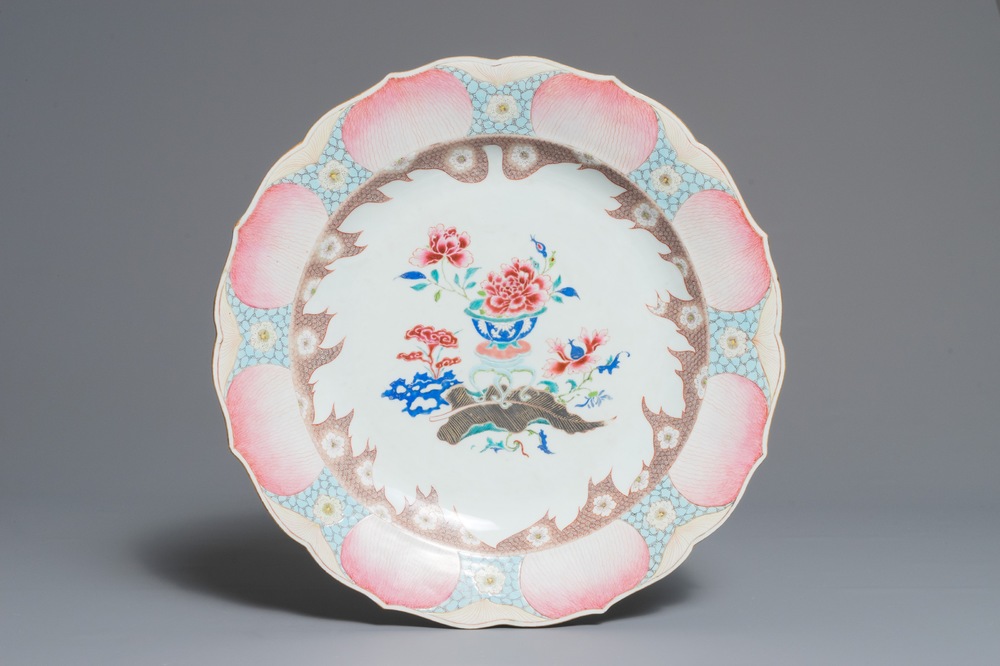 Un plat en porcelaine de Chine famille rose en forme de lotus, Qianlong