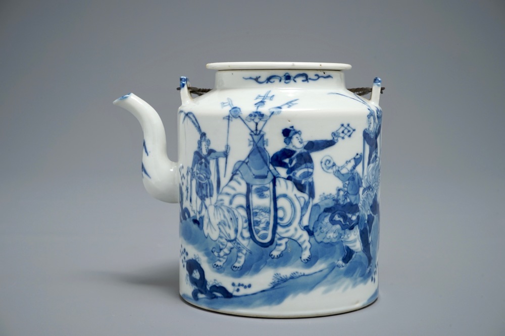 Een grote Chinese blauwwitte theepot met een olifantenparade, 19e eeuw