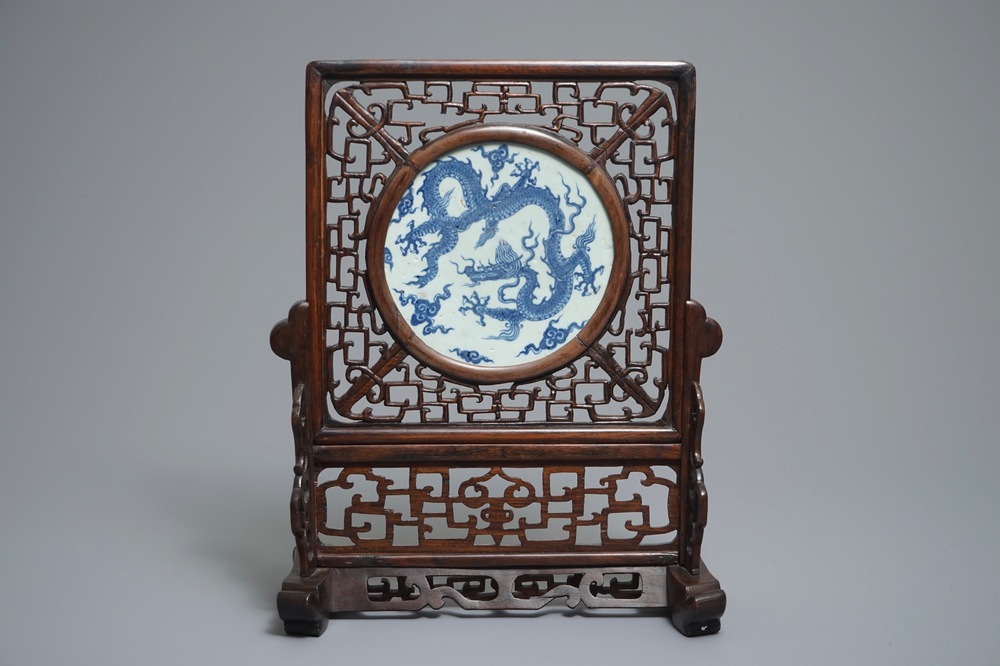 Un &eacute;cran de table avec un m&eacute;daillon &agrave; d&eacute;cor d'un dragon en bleu et blanc, Chine, Ming et 19&egrave;me