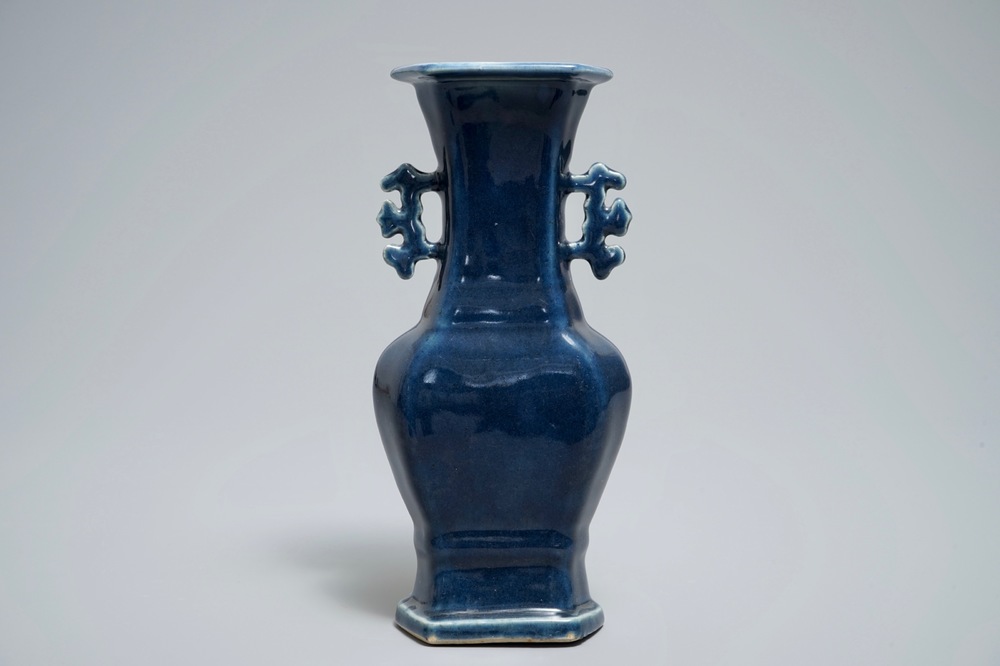 Een Chinese monochrome blauwe vaas, Qianlong