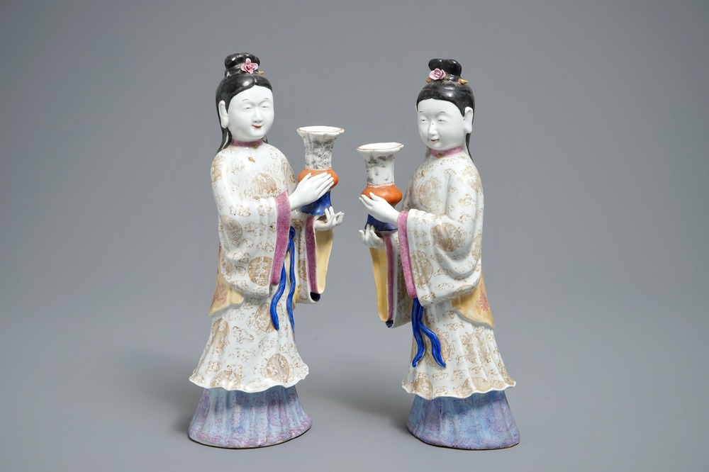 Een paar Chinese famille rose kandelaars in de vorm van dames, 19/20e eeuw