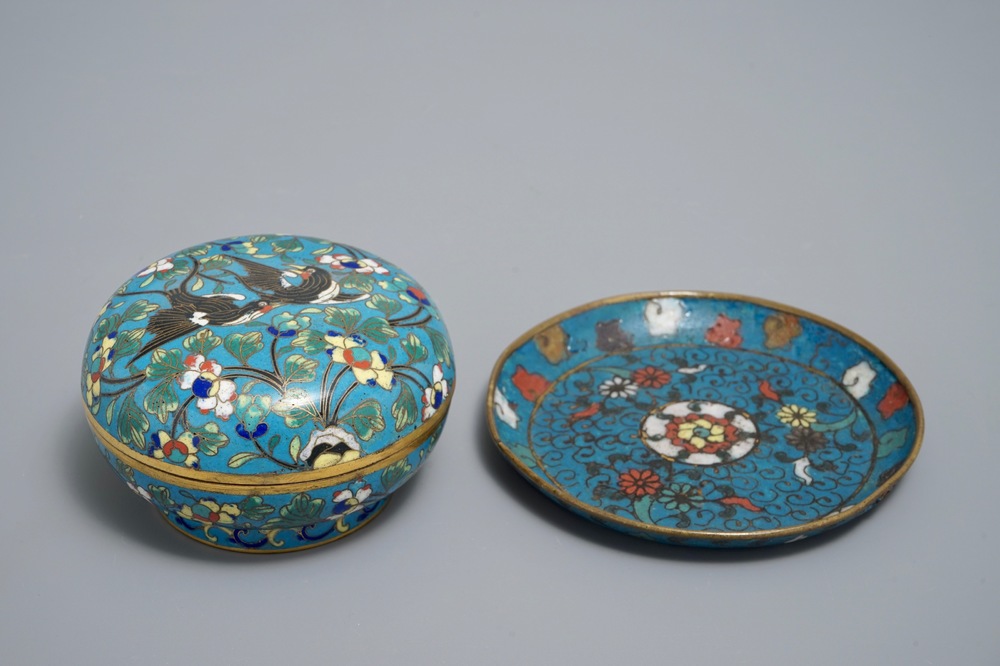 Een Chinees cloisonn&eacute; schoteltje met floraal decor, Ming en een ronde dekseldoos, 19e eeuw