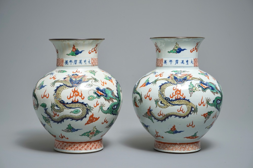 Une paire de vases aux dragons en porcelaine de Chine wucai, marque de Wanli, 19&egrave;me