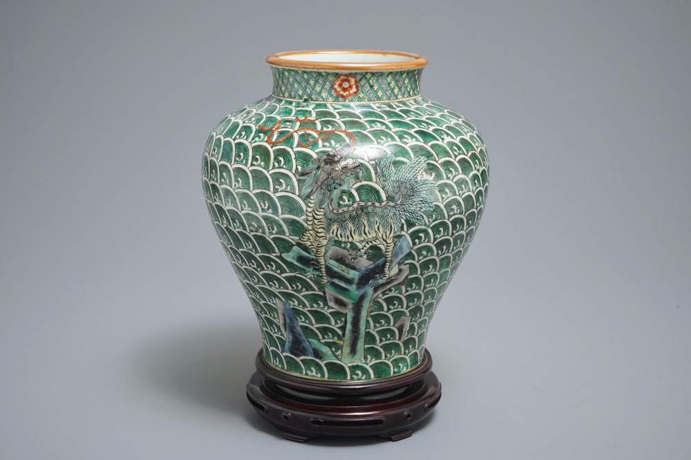 Un vase en porcelaine de Chine famille verte &agrave; d&eacute;cor d'animaux mythiques, 19&egrave;me