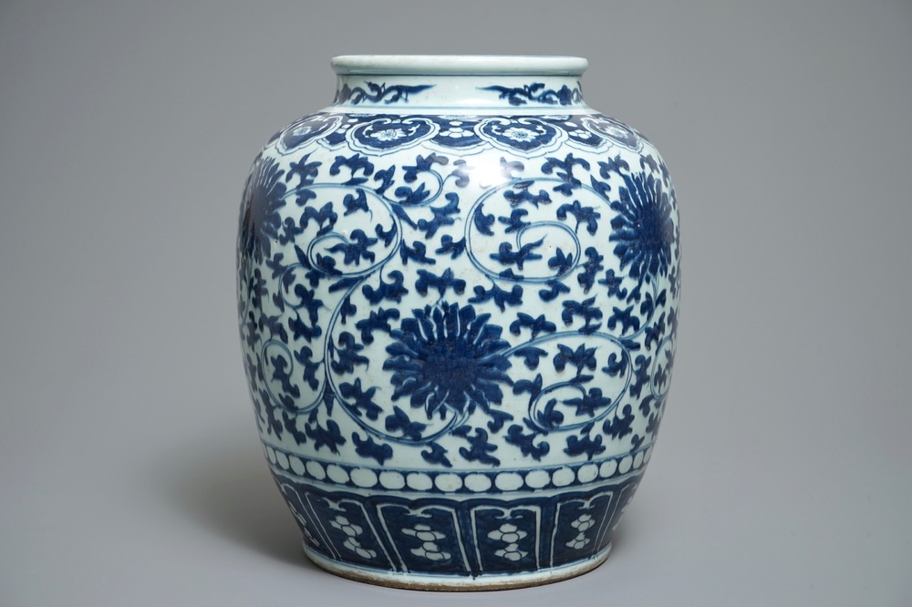 Un pot en porcelaine de Chine bleu et blanc aux rinceaux de lotus, 19&egrave;me