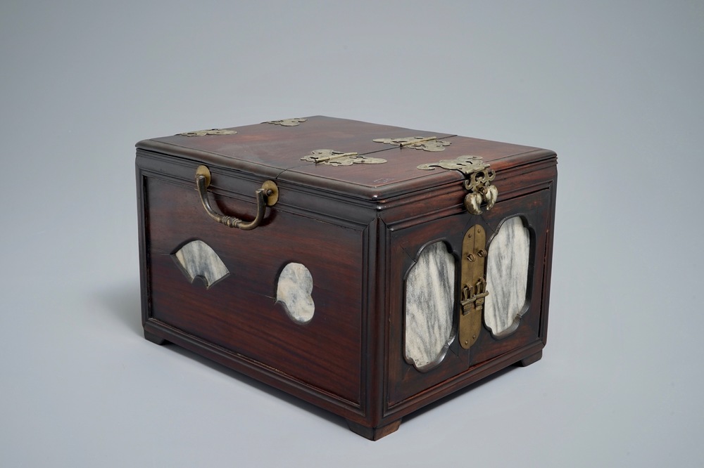 A Chinese rosewood jewelry box with marble panels, 19/20th C.