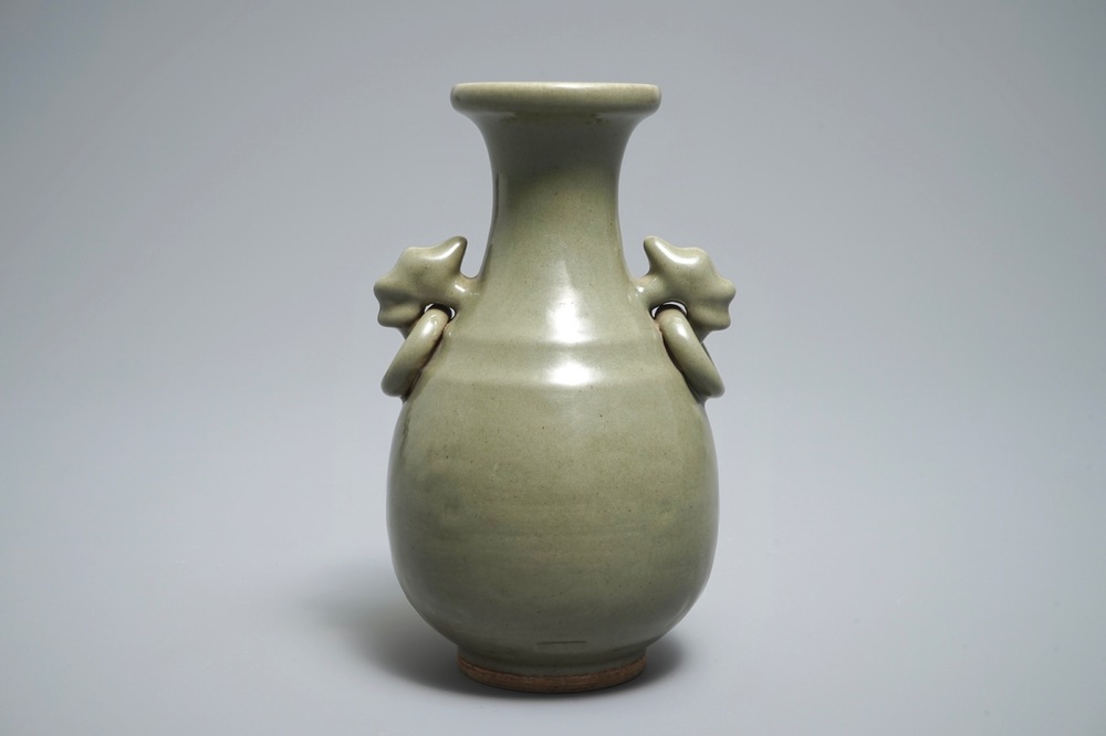 Een Chinese celadon vaas met onderglazuur decor, 19/20e eeuw