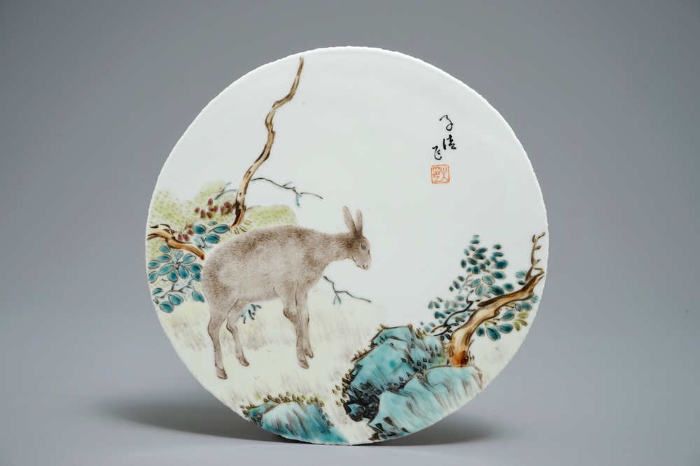 Een ronde Chinese qianjiang cai plaque met decor van een ezel, 20e eeuw