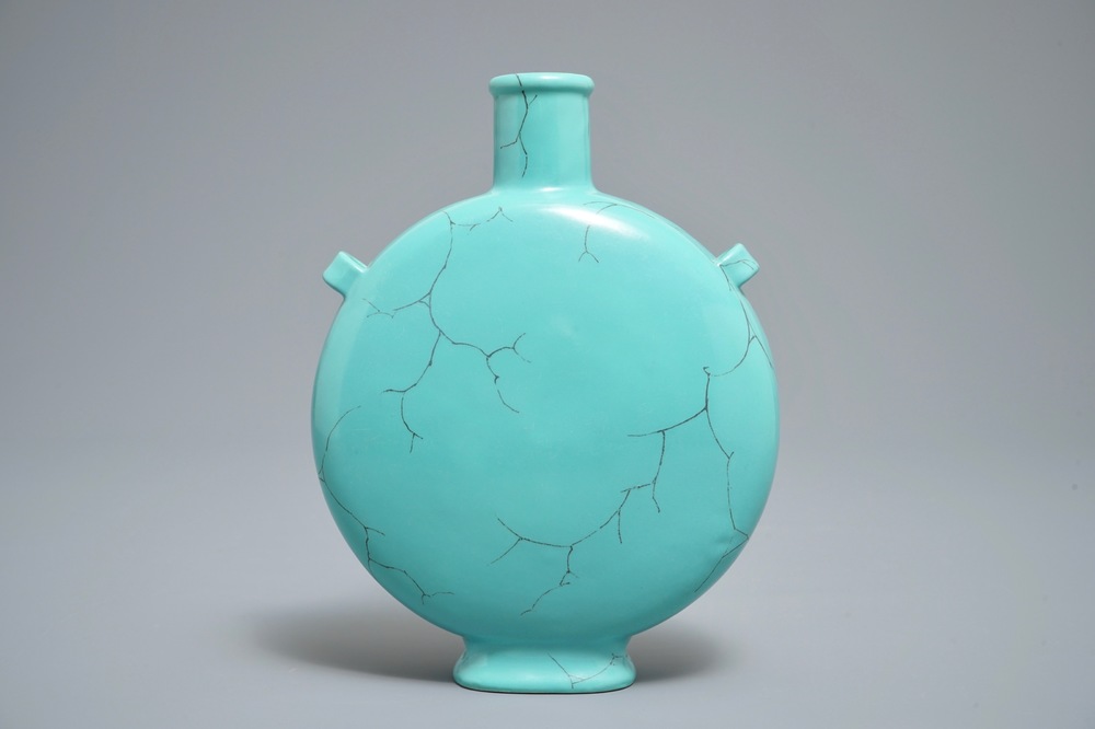 Un vase en forme de lune en porcelaine de Chine faux-turquoise, marque de Qianlong, 20&egrave;me