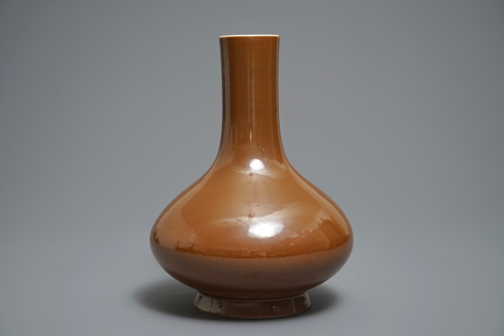 Een Chinese capucijn bruin geglazuurde flesvormige vaas, Qianlong merk, 19e eeuw
