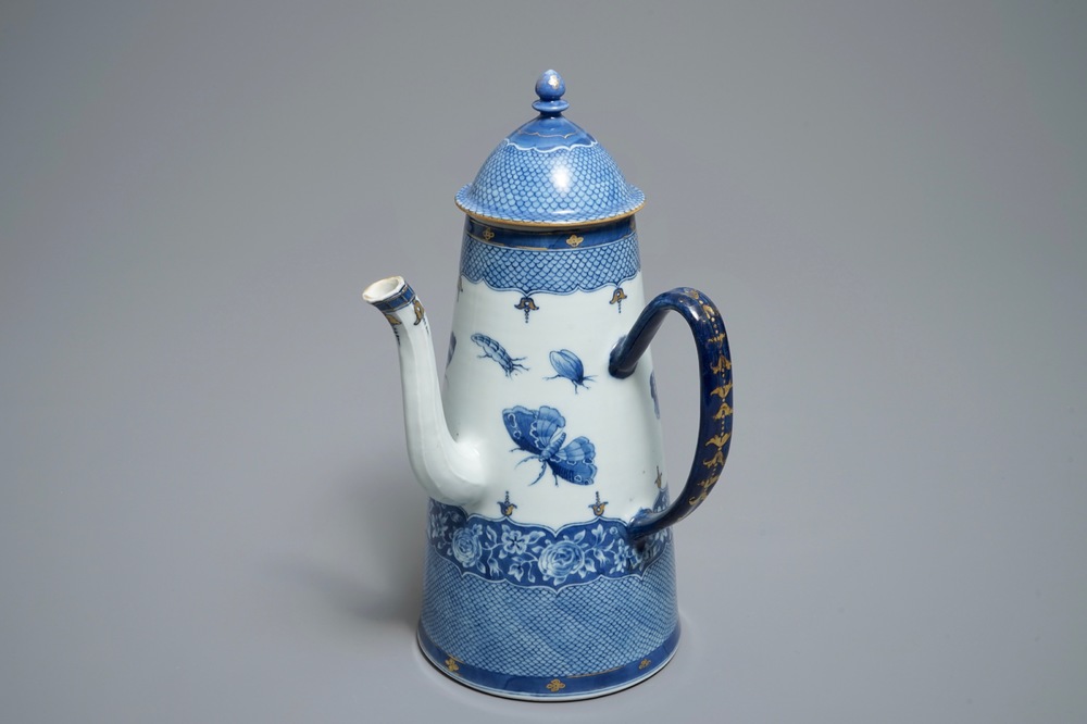 Een Chinese blauwwitte 'Pronk'-atelier chocoladekan met insecten naar Merian, Qianlong, ca. 1740