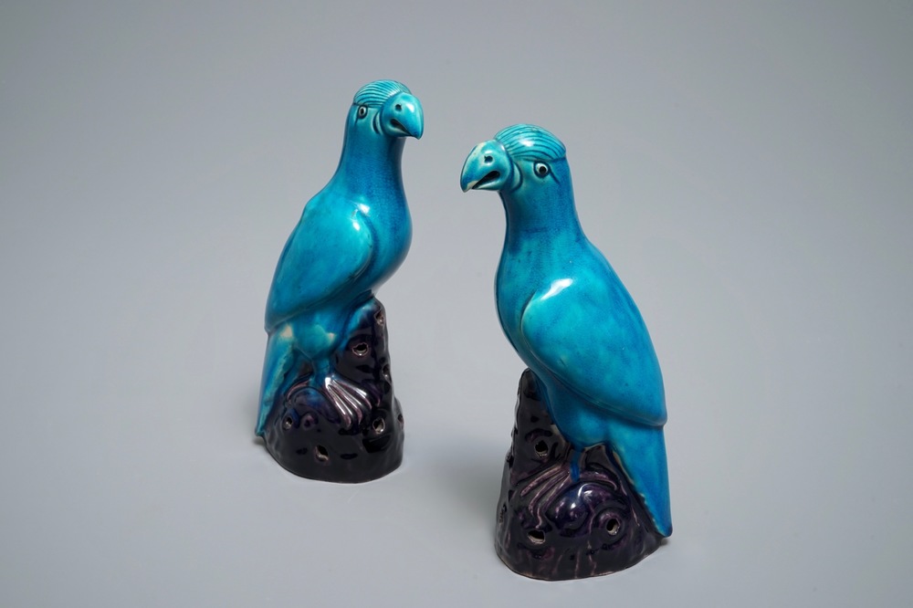 Deux mod&egrave;les de perroquets en porcelaine de Chine turquoise et aubergine, 19&egrave;me