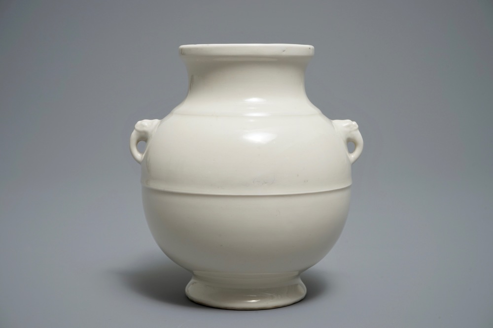 Un vase de forme hu en porcelaine de Chine en couleur cr&egrave;me monochrome, 18/19&egrave;me