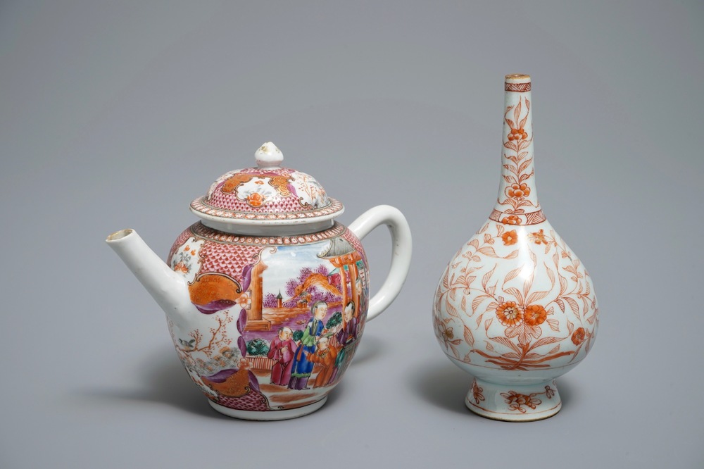 Un aspersoir en rouge de fer et dor&eacute; et une th&eacute;i&egrave;re &agrave; d&eacute;cor mandarin en porcelaine de Chine famille, Kangxi et Qianlong