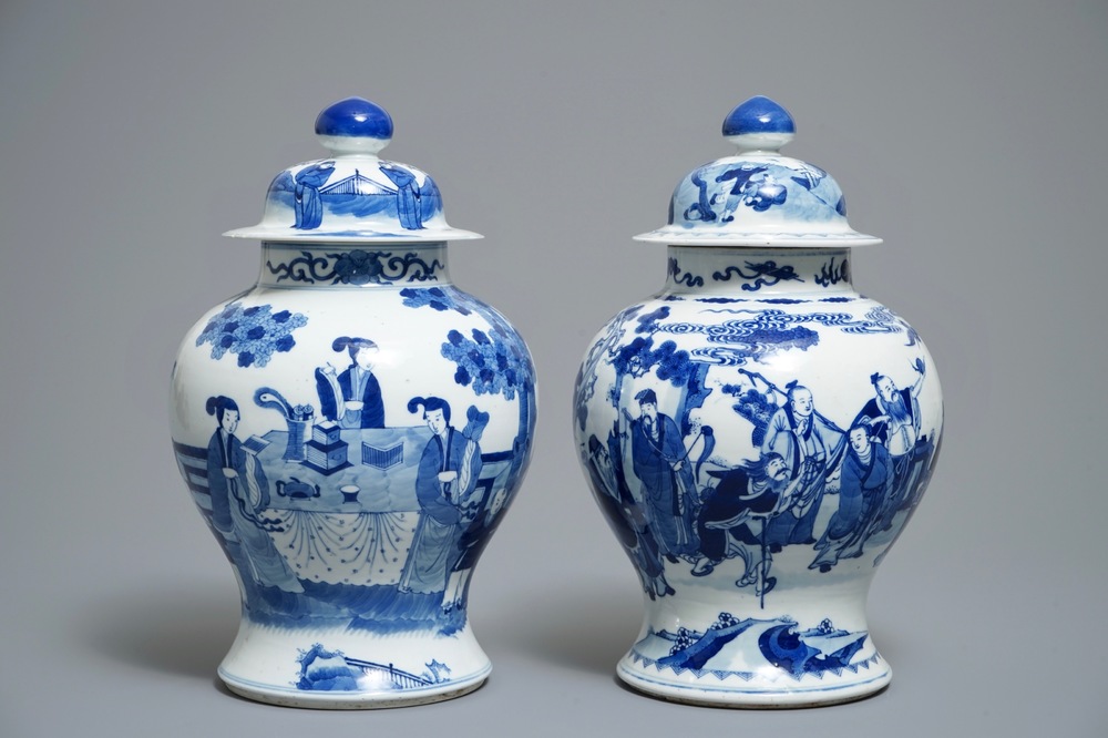 Deux vases couverts en porcelaine de Chine bleu et blanc, 19&egrave;me