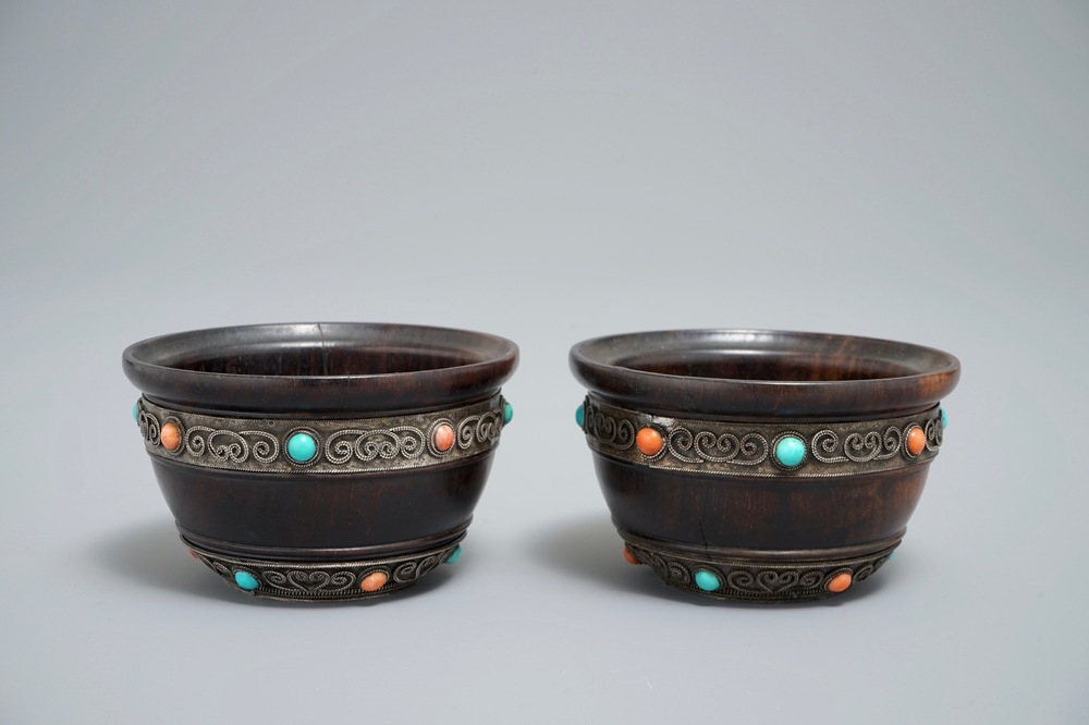 Une paire de bols en bois &agrave; monture en argent incrust&eacute; de turquoise et corail, Tibet, 19&egrave;me