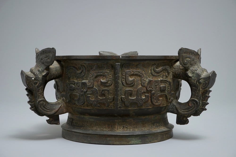 An unusual Chinese &lsquo;gui&rsquo; bronze ritual vessel of unusual shape with three ears, 18/19th C.