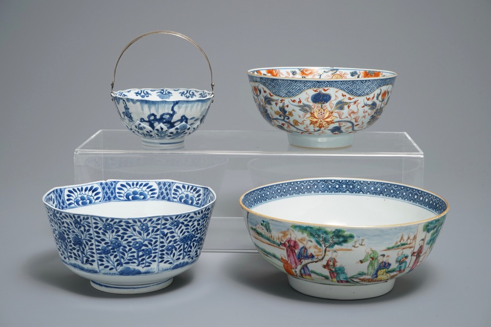 Vier Chinese blauwwitte, famille rose en Imari-stijl kommen, Kangxi, Qianlong en 19e eeuw