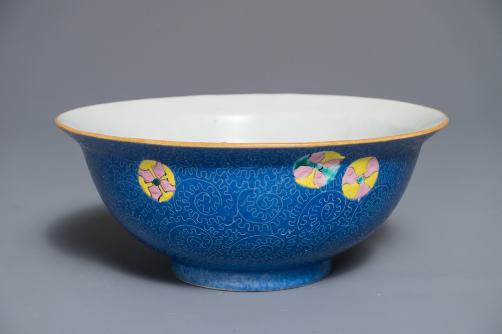 Un bol en porcelaine de Chine famille rose sur fond bleu sgraffiato, marque de Qianlong, 19&egrave;me