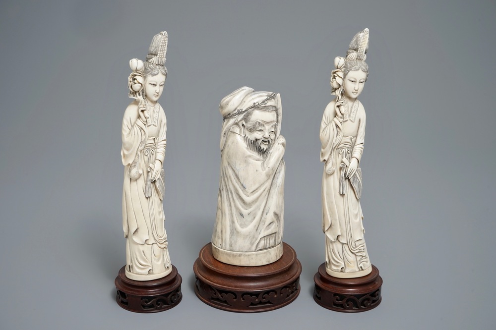 Drie Chinese ivoren figuren van dames en een onsterfelijke, 2e helft 19e eeuw
