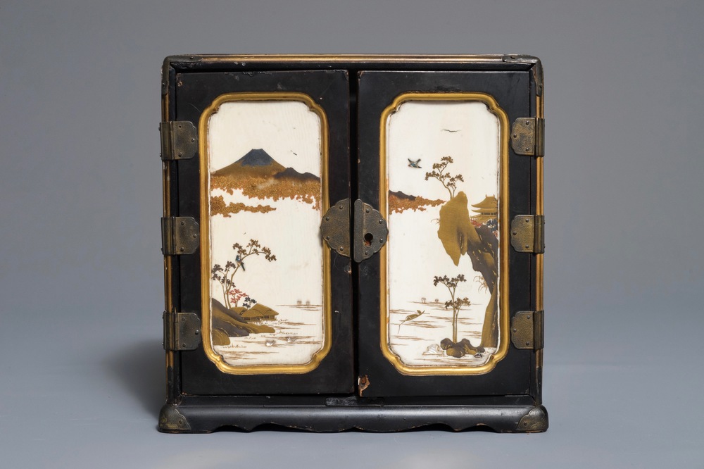 十九世纪   柜子(材料:象牙涂漆)